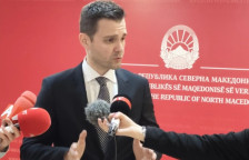 Муцунски ја смирува јавноста, без гаранции од грците