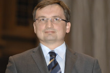 Почнаа да бегаат од Унгарија, поранешниот полски министер за правда, Зиобро, наводно избегал во САД
