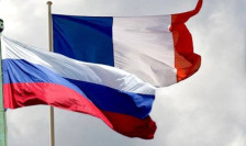 Топлотен бран во Франција, туристите ја менуваат дневната агенда