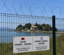 [Видео] Жестоки протести во Албанија против проектот на зетот и ќерката на Трамп, дел од брегот е затворен со челична ограда