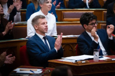 Пратениците во Унгарија си ги намалија платите за 40%