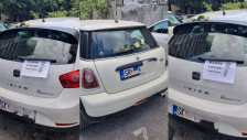 Граѓани ставија рози на автомобилите пред амбасадата на Македонија во Софија