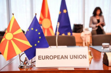 Мицкоски зборува за „фронтранери“ во реформска агенда, извештајот за Македонија нотира недоволни реформи