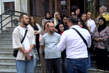 Вработени од Детската клиника излегоа на протест поради ниски плати и лоши услови, бараат итно зголемување и институционален одговор