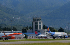 Шлаканица за Вучиќ: Црногорците вратија назад во Белград цел авион тетовирани батки оа аеродромо во Тиват
