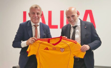 Амбасадорот Адеми му го даде дресот на Македонија на првиот човек на Ла Лига