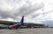 Поради силен ветер два авиони пренасочени од Скопје во Приштина | Сител Телевизија