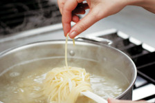 Шестмина починале во САД по консумирање готова тестенина | Сител Телевизија