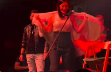 Цеца исвиркана од публиката во Велес откако подигна бугарско знаме - настапот беше прекинат | Сител Телевизија