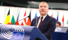 Мекграт: Штитот на демократија е европски одговор за заканите по демократските вредности | Сител Телевизија