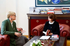 Сиљановска-Давкова прифати да биде покровителка на 60. издание на МТФ „Војдан Чернодрински“ | Сител Телевизија