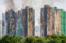 Бројката на загинати во пожарот во комплексот во Хонг Конг се зголеми на 75, ќе расте уште | Сител Телевизија