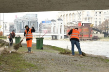 Се чисти кејот на реката Вардар | ФОТО | Сител Телевизија