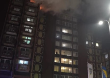 Уште една жртва од пожарот во Тузла, 12 свеќи за жртвите во Домот за пензионери | Сител Телевизија