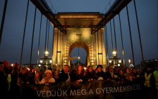 Десетици илјади луѓе протестираа во Будимпешта поради скандал со злоупотреба на деца | Сител Телевизија