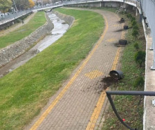 Вандалски чин во центарот на Штип, оштетна урбана опрема и новогодишни декорации | Сител Телевизија