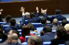 Едногласно, Народното собрание на Бугарија ја прифати оставката на премиерот Росен Жељазков | Сител Телевизија