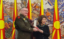 Сиљановска-Давкова го одликуваше американскиот генерал-мајор Најт со Орден за воени заслуги | Сител Телевизија