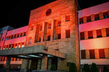 Собранието обоено во портокалова боја по повод светската кампања „16 дена активизам против родово базирано насилство“ | Сител Телевизија