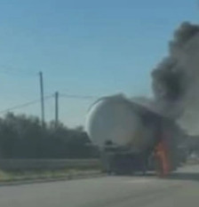 На цистерна со гас, со македонски регистарски таблички, избувнал пожар на патот Елбасан - Пеќин | Сител Телевизија