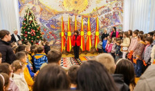 Над 270 дечиња присустуваа на церемонијата на свечено менување на државното знаме во кабинетот на претседателката Сиљановска-Давкова | Сител Телевизија