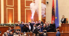 Хаос во албанскиот парламент, опозициските пратеници ја блокираа седницата | Сител Телевизија