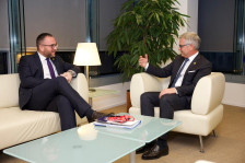 Министерот Тошковски во Брисел: Македонија ја потврдува посветеноста во борбата против криумчарењето мигранти | Сител Телевизија