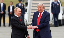 Трамп изјави дека имал „многу продуктивен“ телефонски разговор со Путин пред средбата со Зеленски | Сител Телевизија