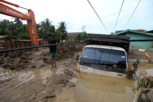 Жртвите од поплавите и лизгањето на земјиште во Индонезија надминаа илјада лица | Сител Телевизија