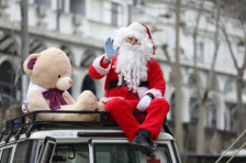 Дедо Мраз и супер херои од цртаните филмови им поделија пакетчиња на хоспитализираните на Детската клиника | Сител Телевизија