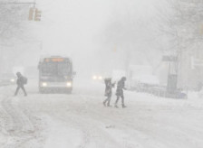 Снежна бура во САД: Откажани речиси 500 летови, верижен судир помеѓу 45 возила во Индијана | Сител Телевизија