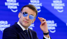 Макрон предлага забрана за користење на социјалните мрежи за лица под 15 години | Сител Телевизија