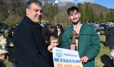 Христијан Џеповски го извади Светиот крст од Преспанско Езеро | Сител Телевизија