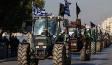 Грчките земјоделци започнуваат 48-часовна блокада низ цела Грција – ќе ги затворат граничните премини Евзони и Ники | Сител Телевизија