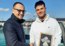 Гимназијалецот Јордан Ангелески го фати светиот крст и е најсреќен на Водици во Прилеп | Сител Телевизија