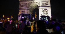 Француските земјоделци го блокираа Париз со трактори во протест против договорот на ЕК со Меркосур | Сител Телевизија