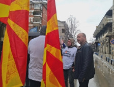 Кумановци што работеа во Ирак и Авганистан повторно на протест пред општинската зграда | Сител Телевизија