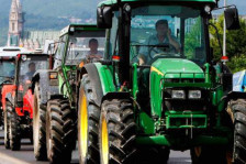 Грчките земјоделци се подготвуваат за средбата со Мицотакис во вторник | Сител Телевизија