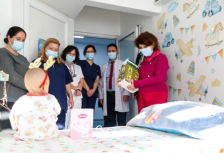 Сиљановска Давкова ги посети децата на детските клиники во Скопје | Сител Телевизија