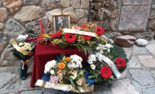 Цвеќе пред спомен-плочата на гемиџијата Марко Бошнаков во Охрид за 118-годишнината од неговата смрт | Сител Телевизија