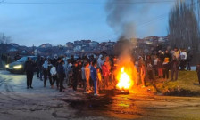 И во Кочани протест со палење гуми поради одземање на возила од полиција | Сител Телевизија