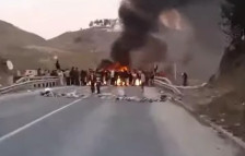 Блокадата над населбата Баир во Битола заврши, се расчистуваат поставените препреки | Сител Телевизија