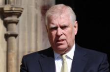 Продолжува претресот во домот на поранешниот британски принц Ендрју по обвиненијата за поврзаност со Епстин | Сител Телевизија