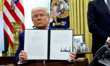 Трамп објави дека ги зголемува глобалните царини на 15 проценти | Сител Телевизија