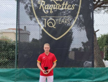 Младиот тенисер Алексовски со победничкиот пехар во Солун | Сител Телевизија