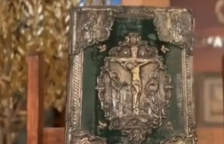 Во Атина уапсен сопственик на галерија под сомнение дека продавал фалсификувани уметнички дела, но и Евангелие од 18 век | Сител Телевизија