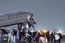 Две лица загинаа откако авион на „Ер Канада експрес“ удри во противпожарно возило на аеродромот во Њујорк | Сител Телевизија