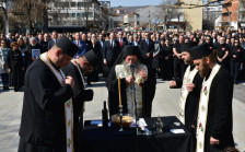 Молитва за упокоените, гласна тишина и шеесет и три столчиња во Паркот на револуцијата во Кочани | Сител Телевизија