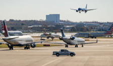 Трамп нареди итна исплата на 50.000 вработени во обезбедувањето на американските аеродроми | Сител Телевизија