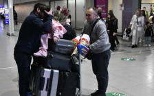 По успешната евакуација од Дубаи, во вторник се очекува уште еден авион од Емиратите, се работи и на извлекување наши граѓани од Бахреин, Катар и Кувајт | Сител Телевизија